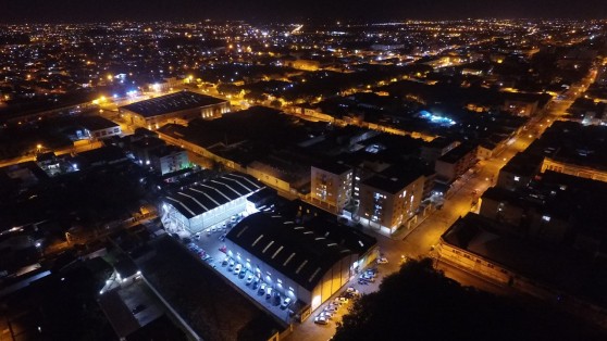 Vista aérea do ginásio no centro de Pelotas à noite