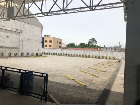 Estacionamento do ginásio com vagas demarcadas