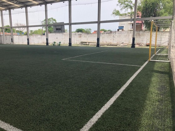 Gol da quadra society em grama sintética