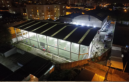 Quadra society iluminada durante um jogo à noite